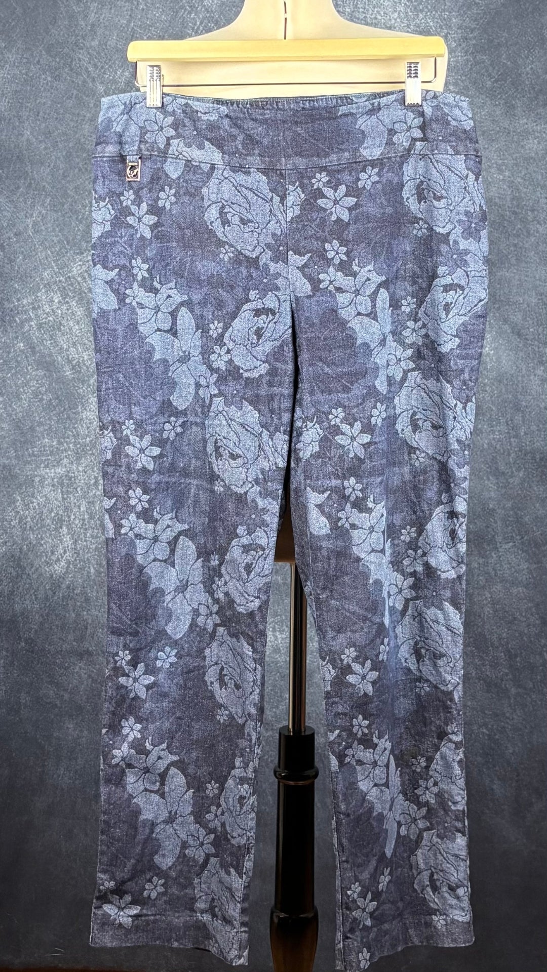 Pantalon style denim à motif floral Lisette L Signature, taille estimée à large. Vue de face.