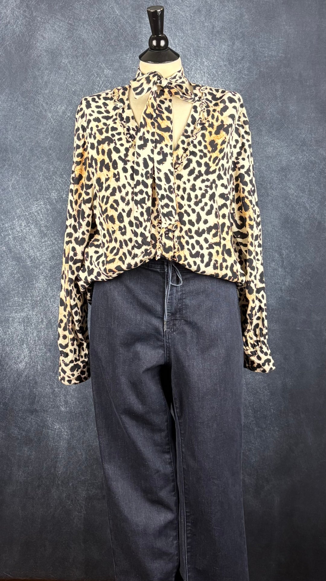 Pantalon style jeans foncé taille élastique Tristan, taille 10. Vue de l'agencement avec la blouse léopard Marc Aurel.