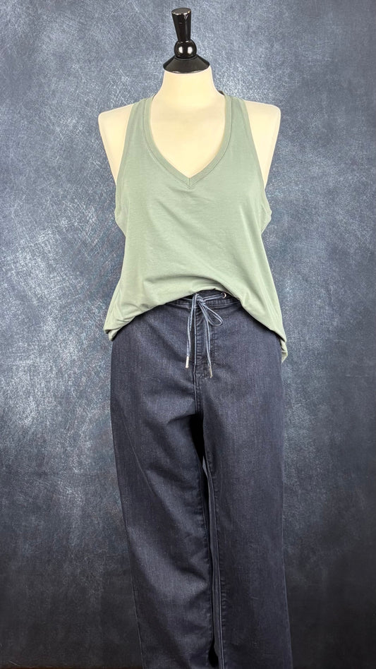 Pantalon style jeans foncé taille élastique Tristan, taille 10. Vue de l'agencement avec la camisole Oraki à col V.