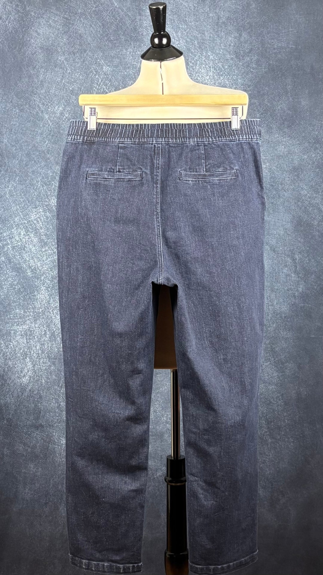 Pantalon style jeans foncé taille élastique Tristan, taille 10. Vue de dos.