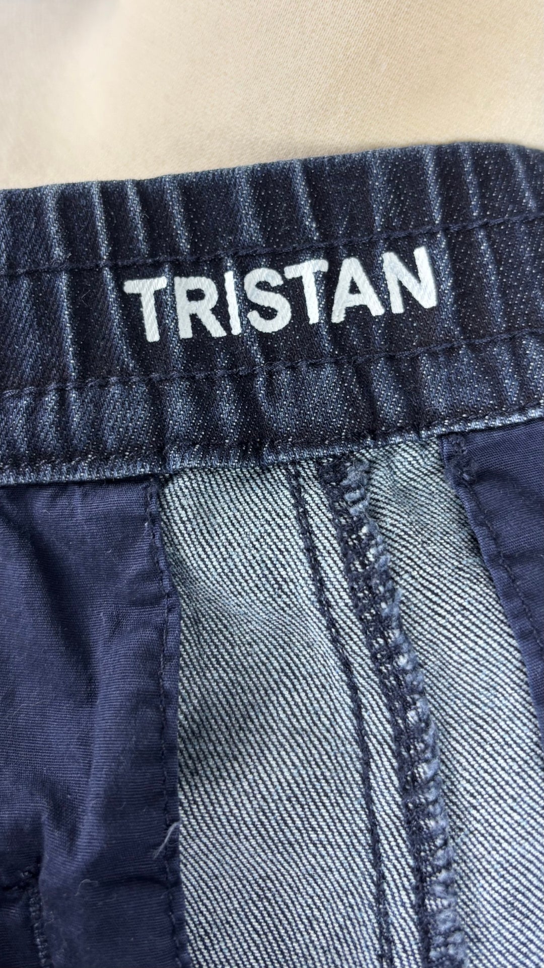 Pantalon style jeans foncé taille élastique Tristan, taille 10. Vue de l'étiquette.