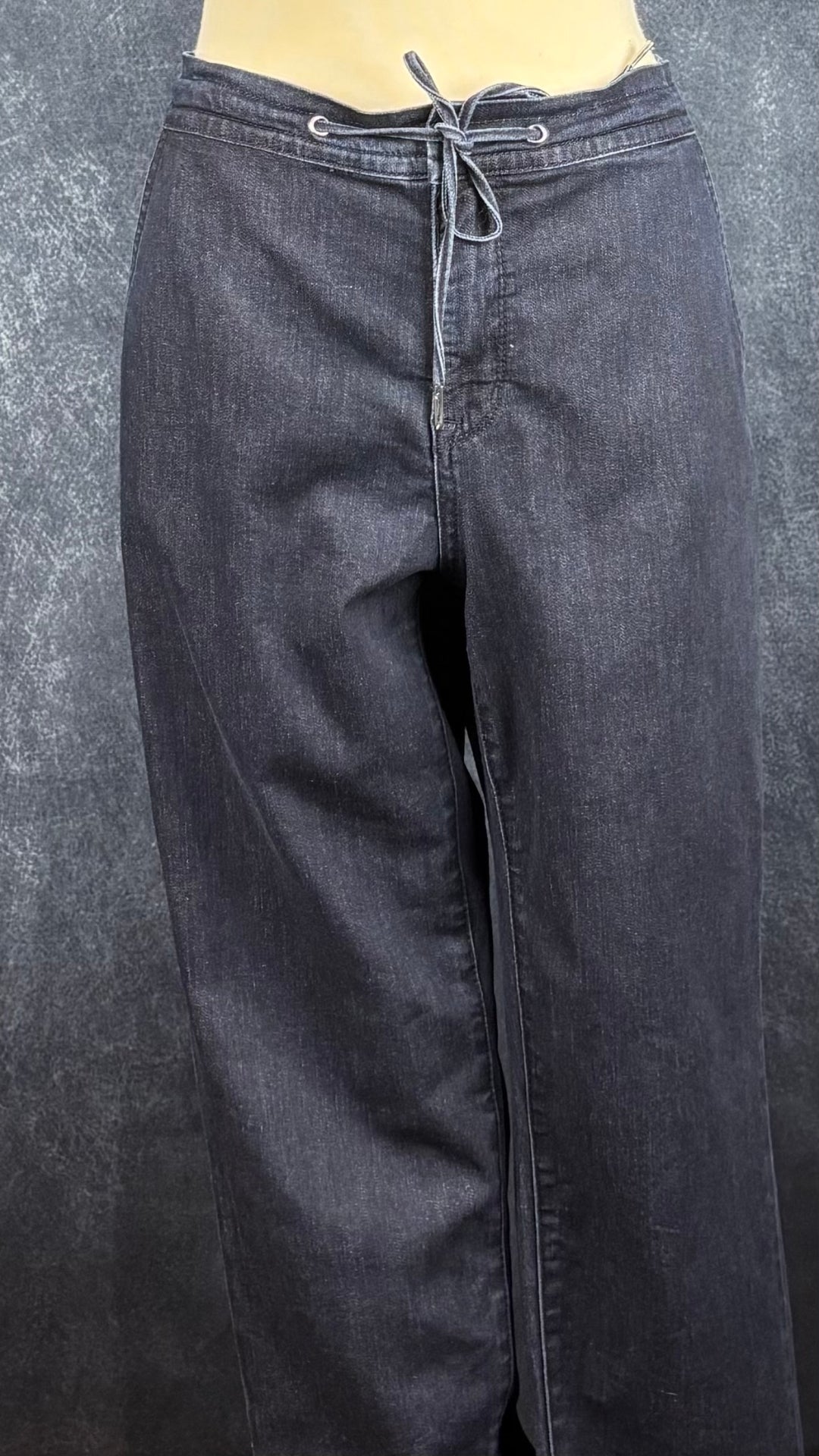 Pantalon style jeans foncé taille élastique Tristan, taille 10. Vue de face sur le mannequin.