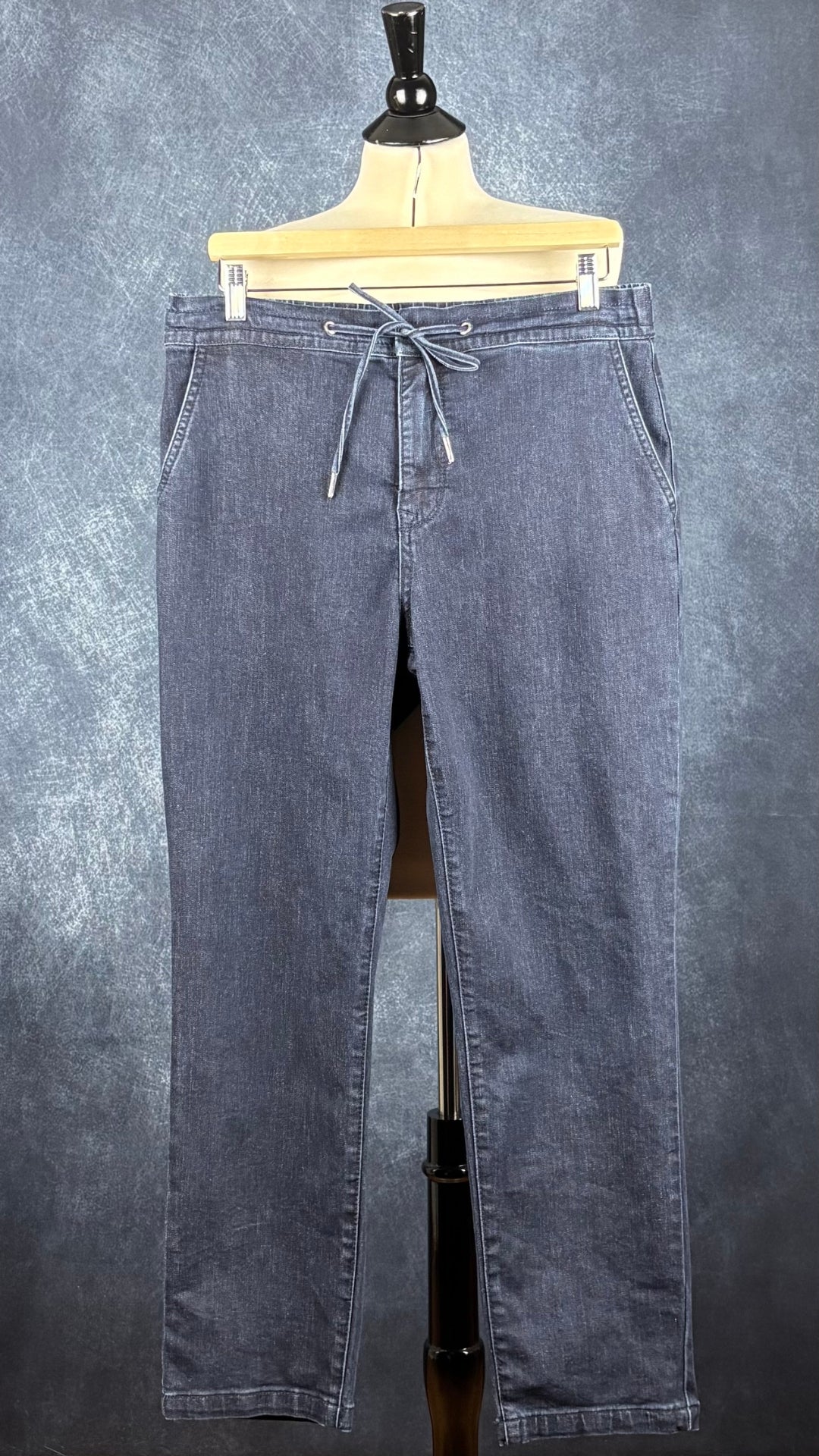 Pantalon style jeans foncé taille élastique Tristan, taille 10. Vue de face.