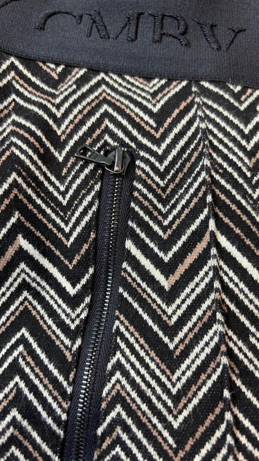 Pantalon à taille extensible à chevrons Cambio, taille 10. Vue de près du tissu.