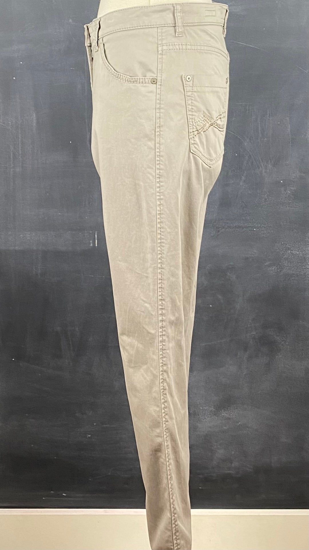 Pantalon taupe coupe droite, marque Brax, taille 27. Vue de côté.
