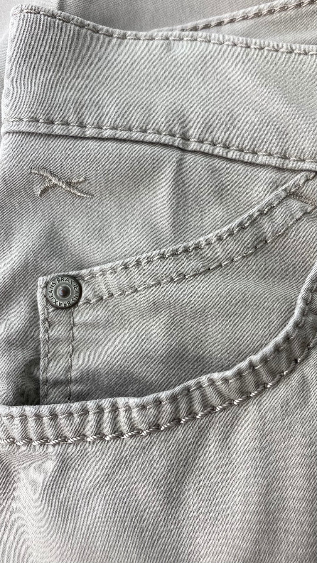 Pantalon taupe coupe droite, marque Brax, taille 27. Vue de la poche.