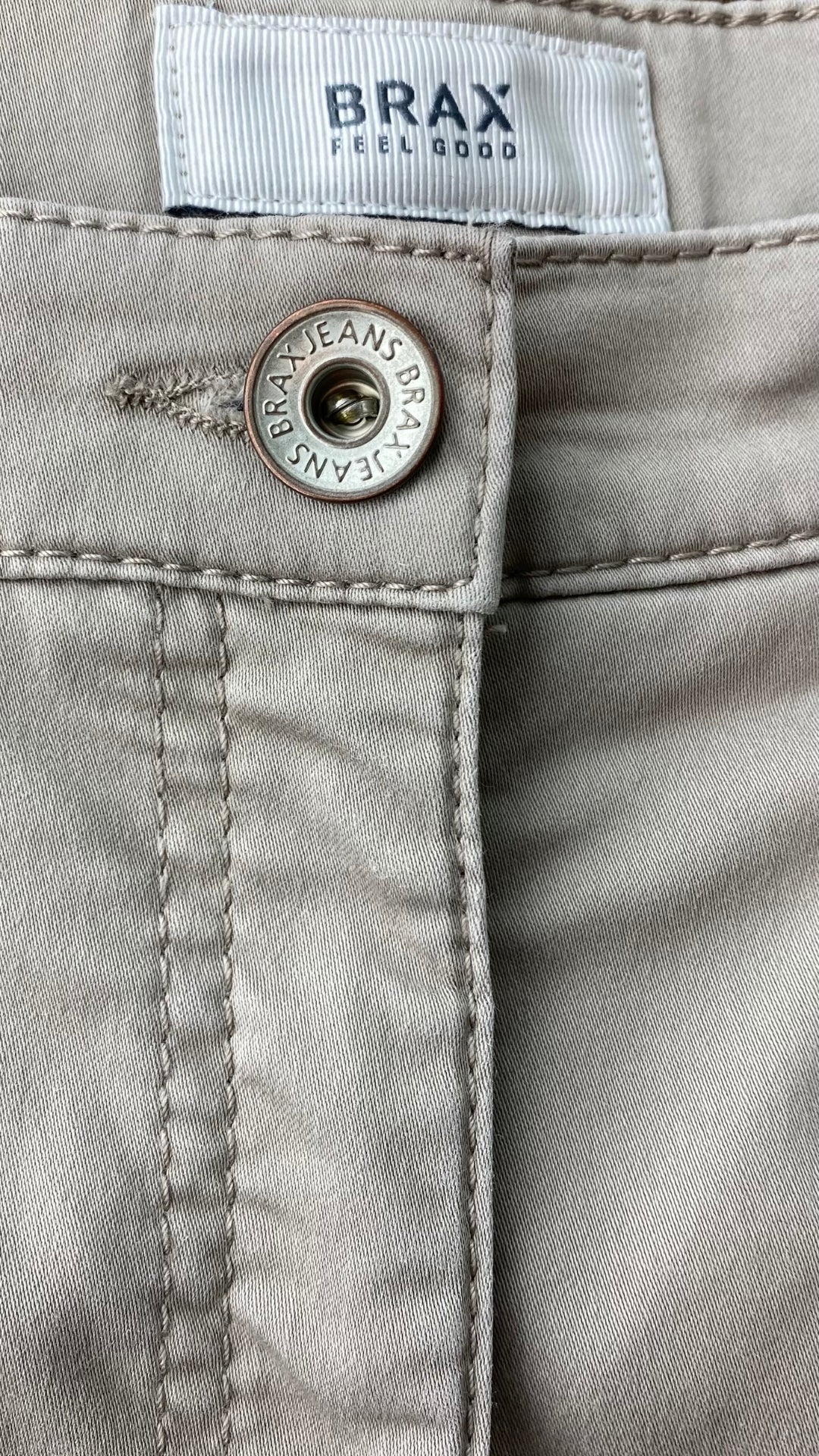 Pantalon taupe coupe droite, marque Brax, taille 27. Vue du bouton à l'avant.