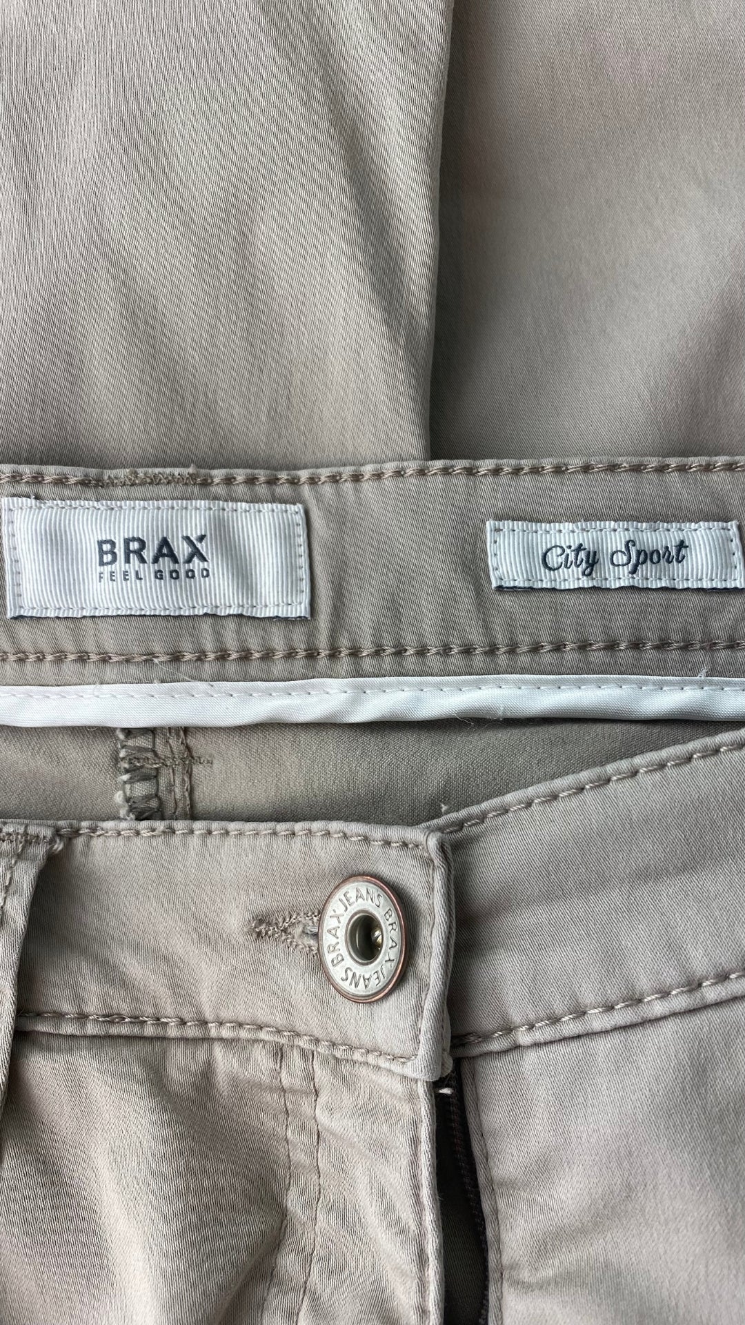 Pantalon taupe coupe droite, marque Brax, taille 27. Vue de l'étiquette de la marque.