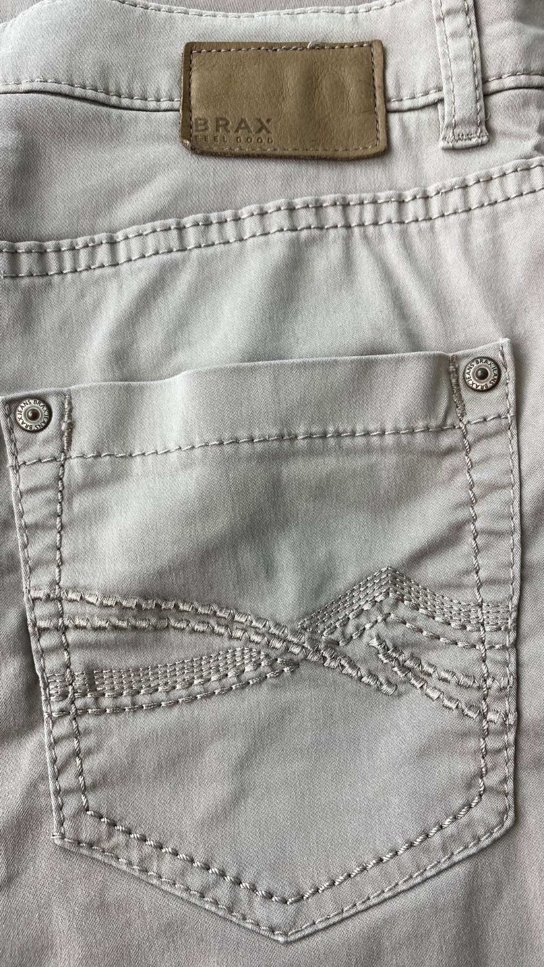 Pantalon taupe coupe droite, marque Brax, taille 27. Vue de la poche arrière.