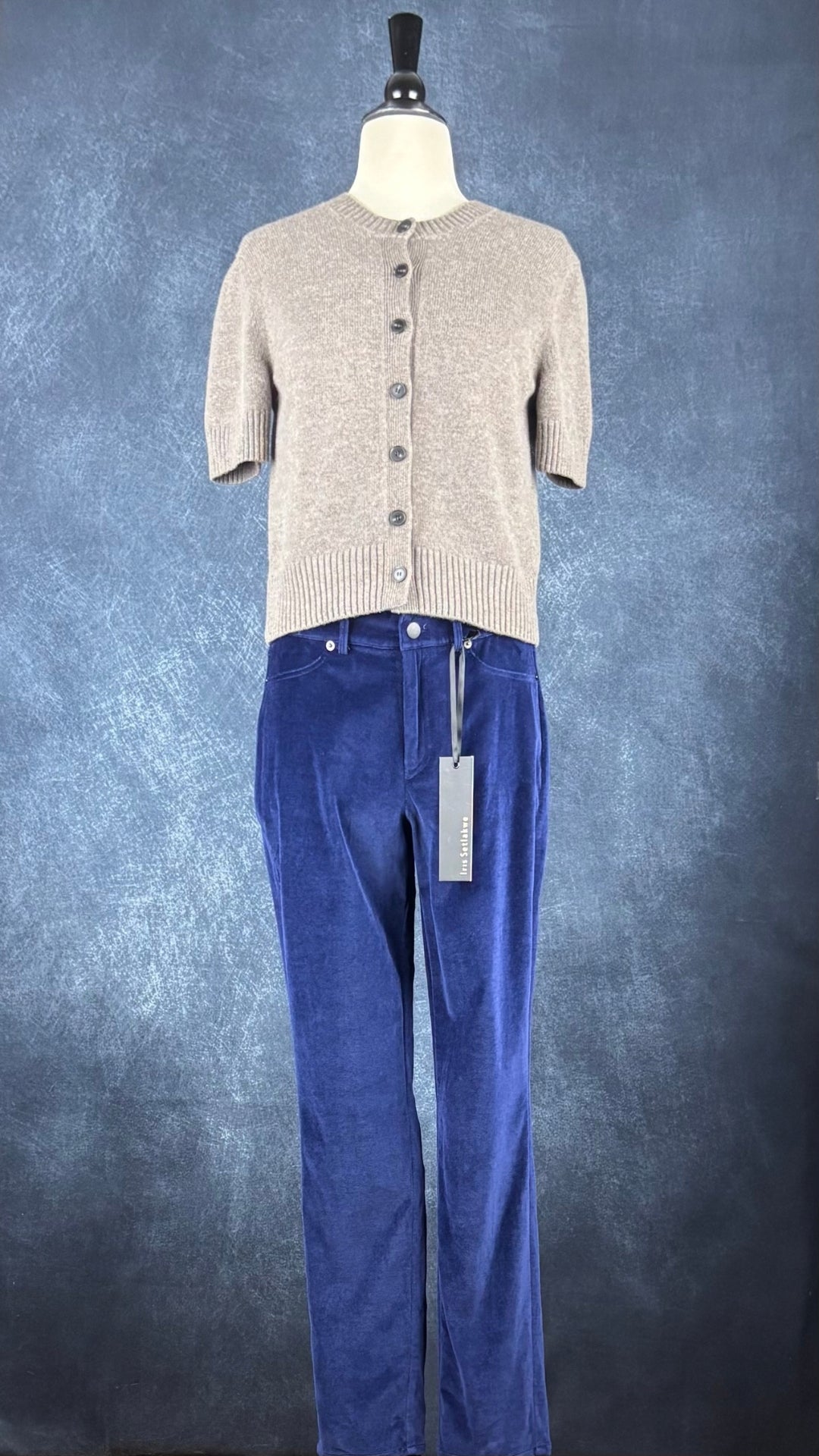 Pantalon en velours extensible bleu nuit Iris Setlakwe, taille 6. Vue de l'agencement avec le cardigan à manches courtes Cos.