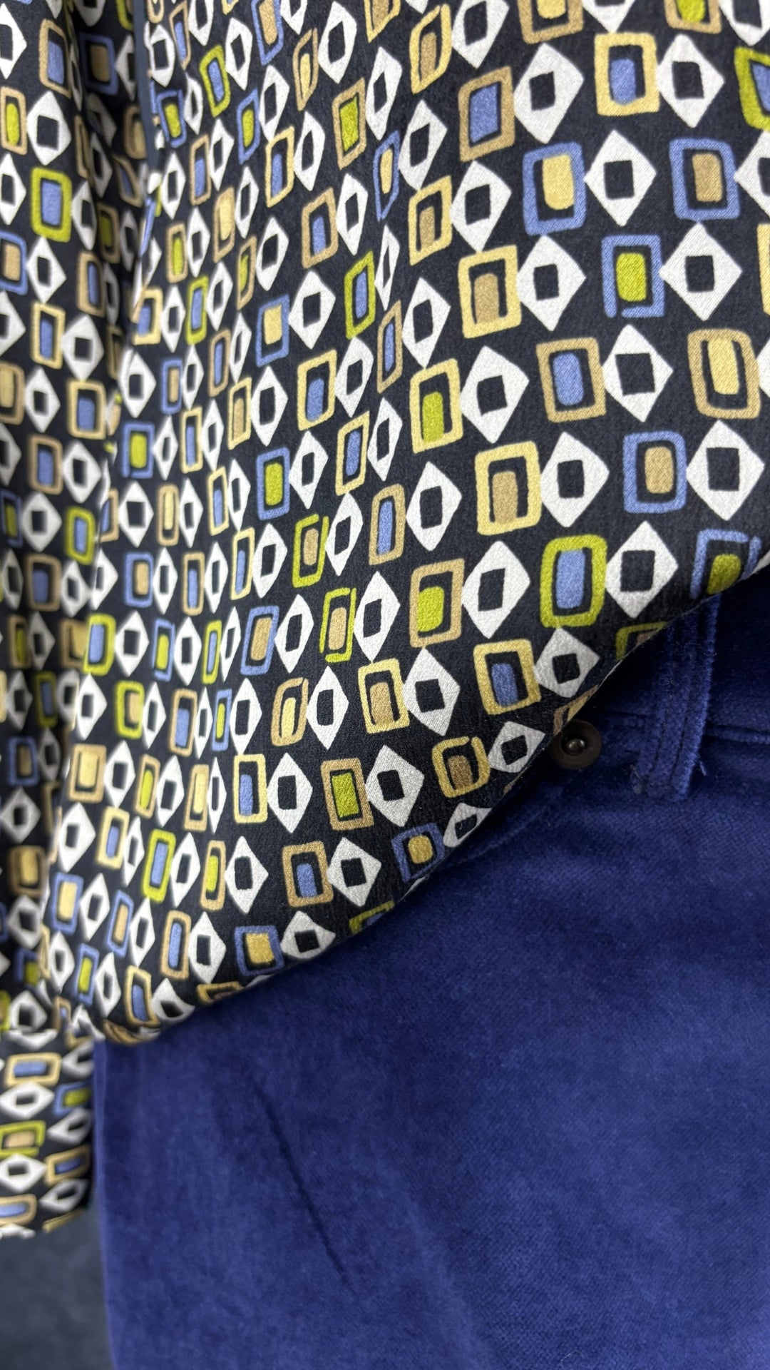 Pantalon en velours extensible bleu nuit Iris Setlakwe, taille 6. Vue de près de l'agencement avec le chemisier en soie à motifs.