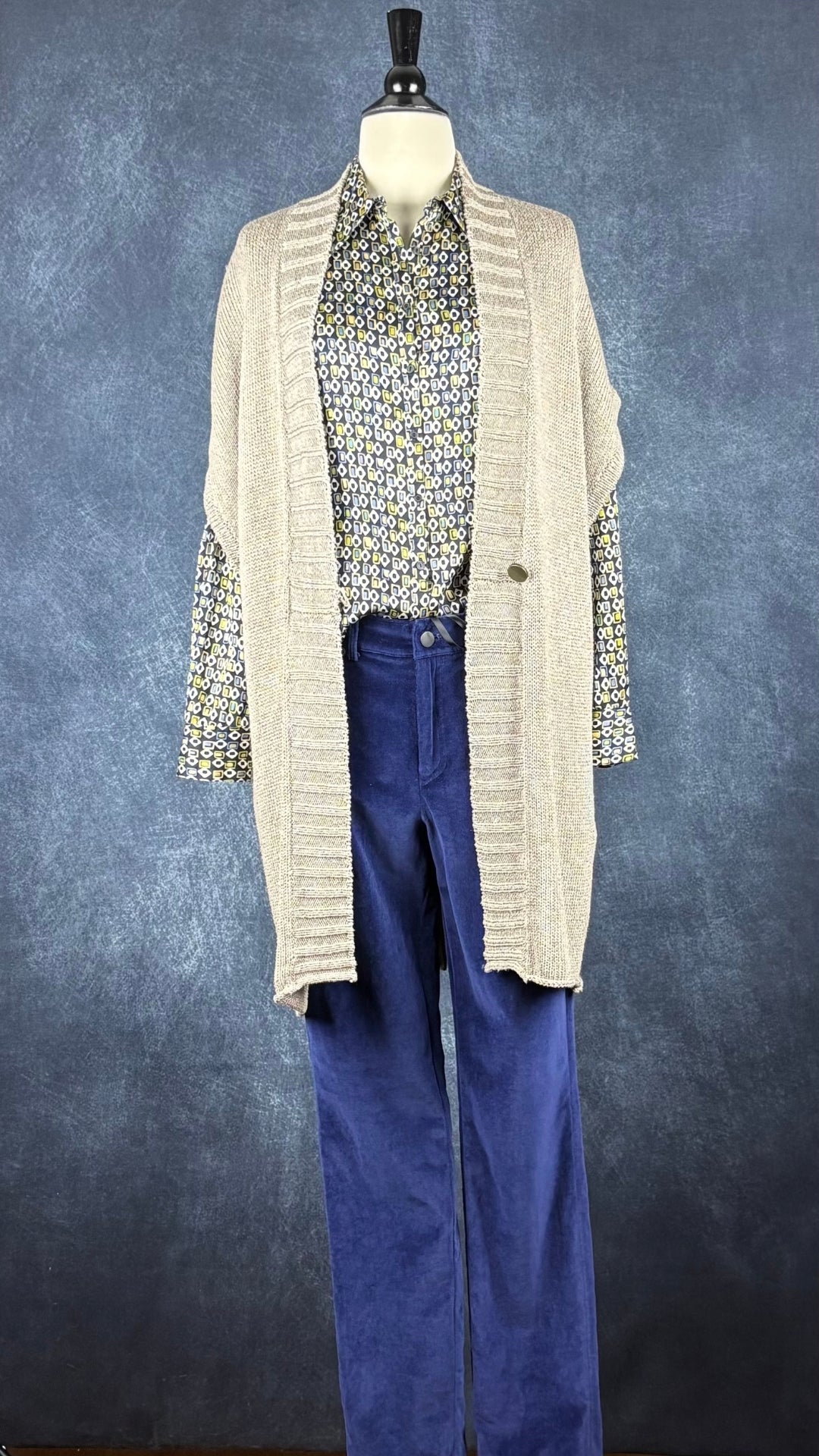 Pantalon en velours extensible bleu nuit Iris Setlakwe, taille 6. Vue de l'agencement avec la veste longue Filippa K et le chemisier en soie à motifs.