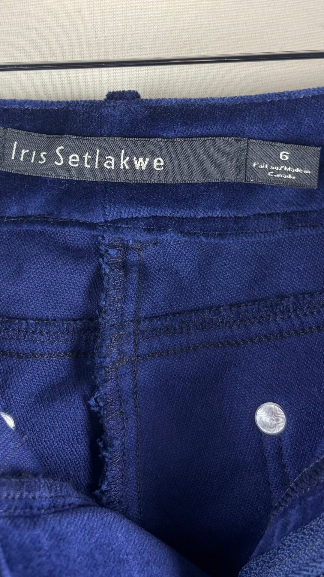 Pantalon en velours extensible bleu nuit Iris Setlakwe, taille 6. Vue de l'étiquette intérieure.