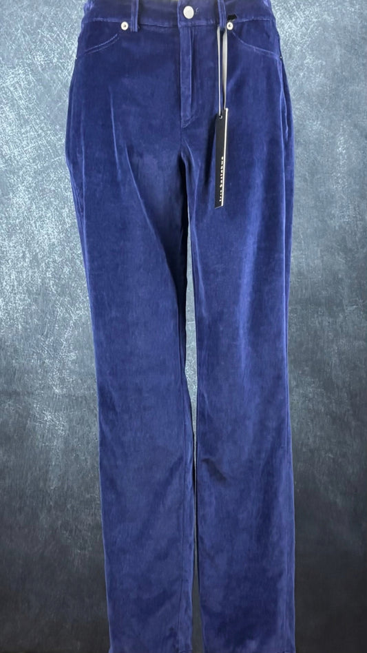 Pantalon en velours extensible bleu nuit Iris Setlakwe, taille 6. Vue de face sur le mannequin.
