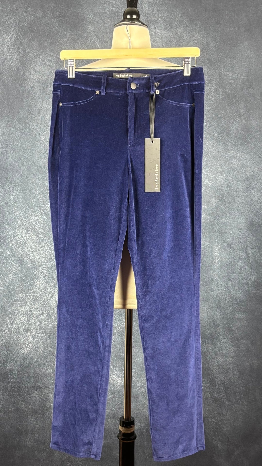 Pantalon en velours extensible bleu nuit Iris Setlakwe, taille 6. Vue de face, sur le cintre.