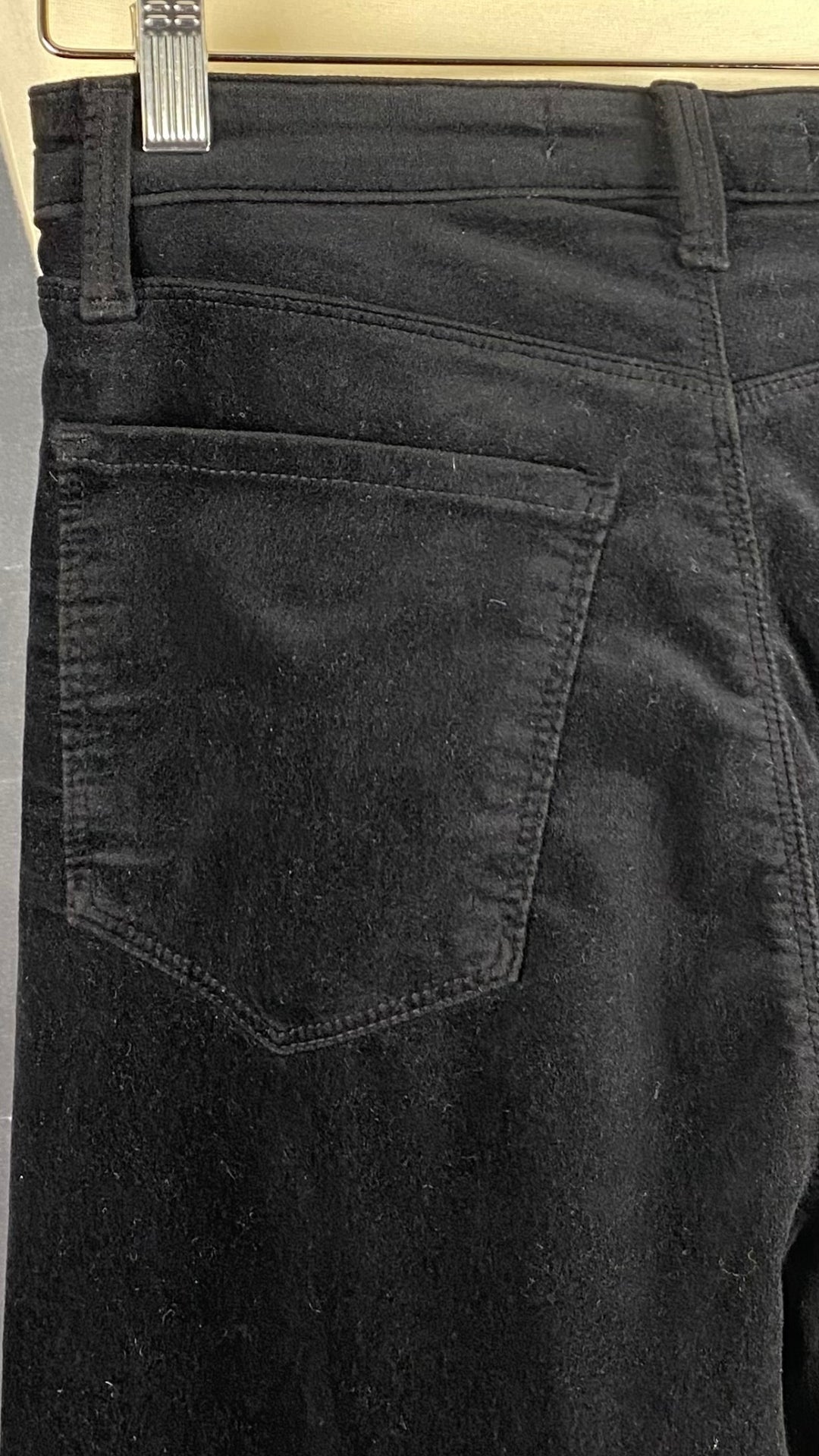 Pantalon velours noir à jambe évasée J Brand, taille 26. Vue des détails de la poche arrière.