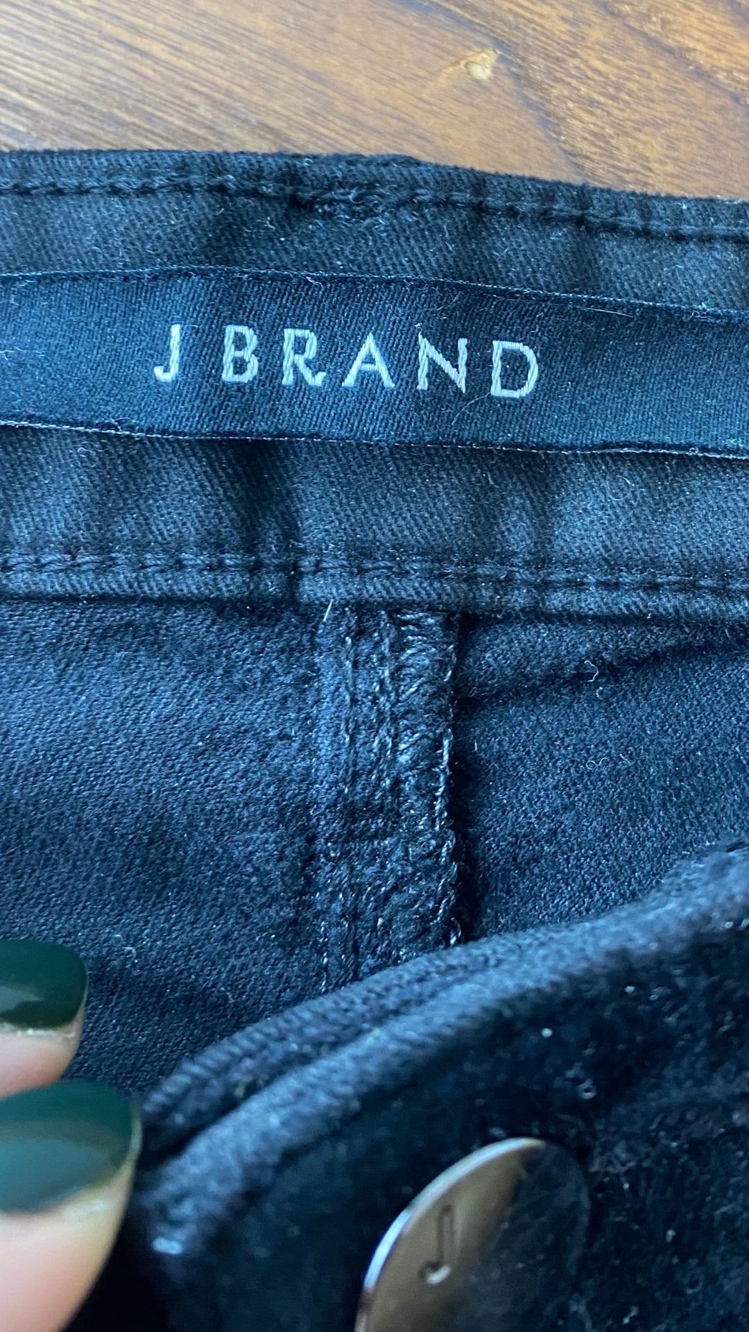 Pantalon velours noir à jambe évasée J Brand, taille 26. Vue de l'étiquette de marque.
