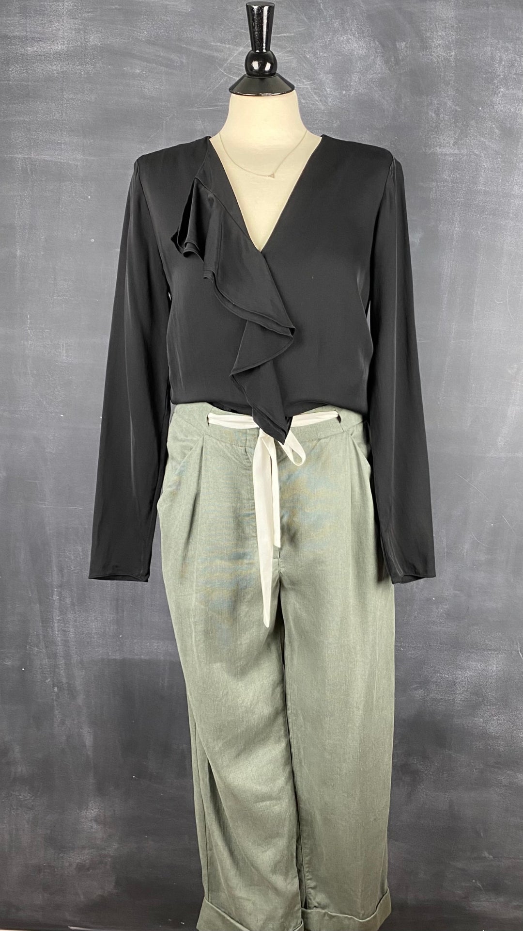Pantalon vert en lyocell et lin Wilfred, taille 8. Vue de l'agencement avec la blouse noire à volant Theory.