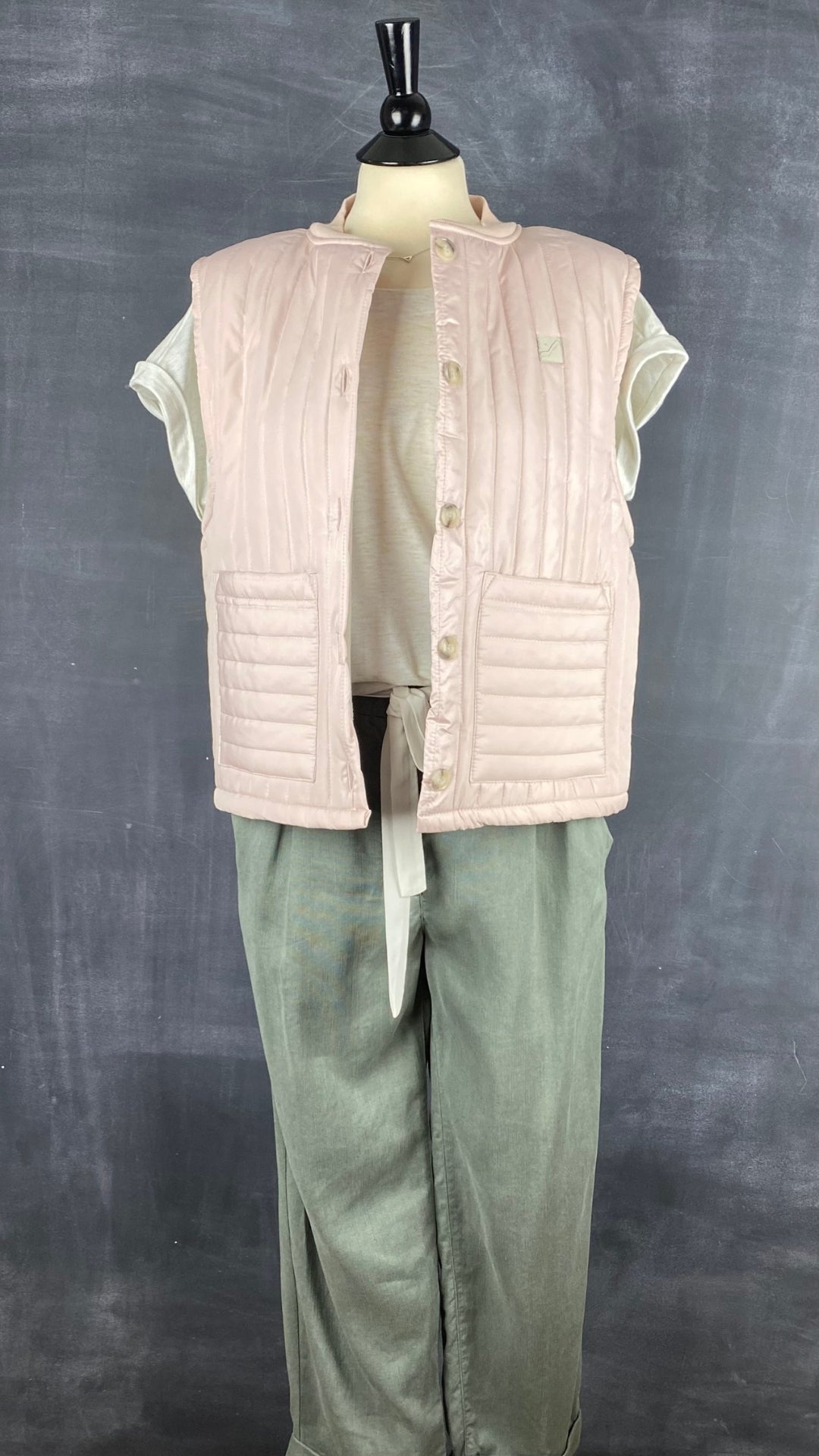 Pantalon vert en lyocell et lin Wilfred, taille 8. Vue de l'agencement avec le chandail crème et doré et la veste matelassée Louve.