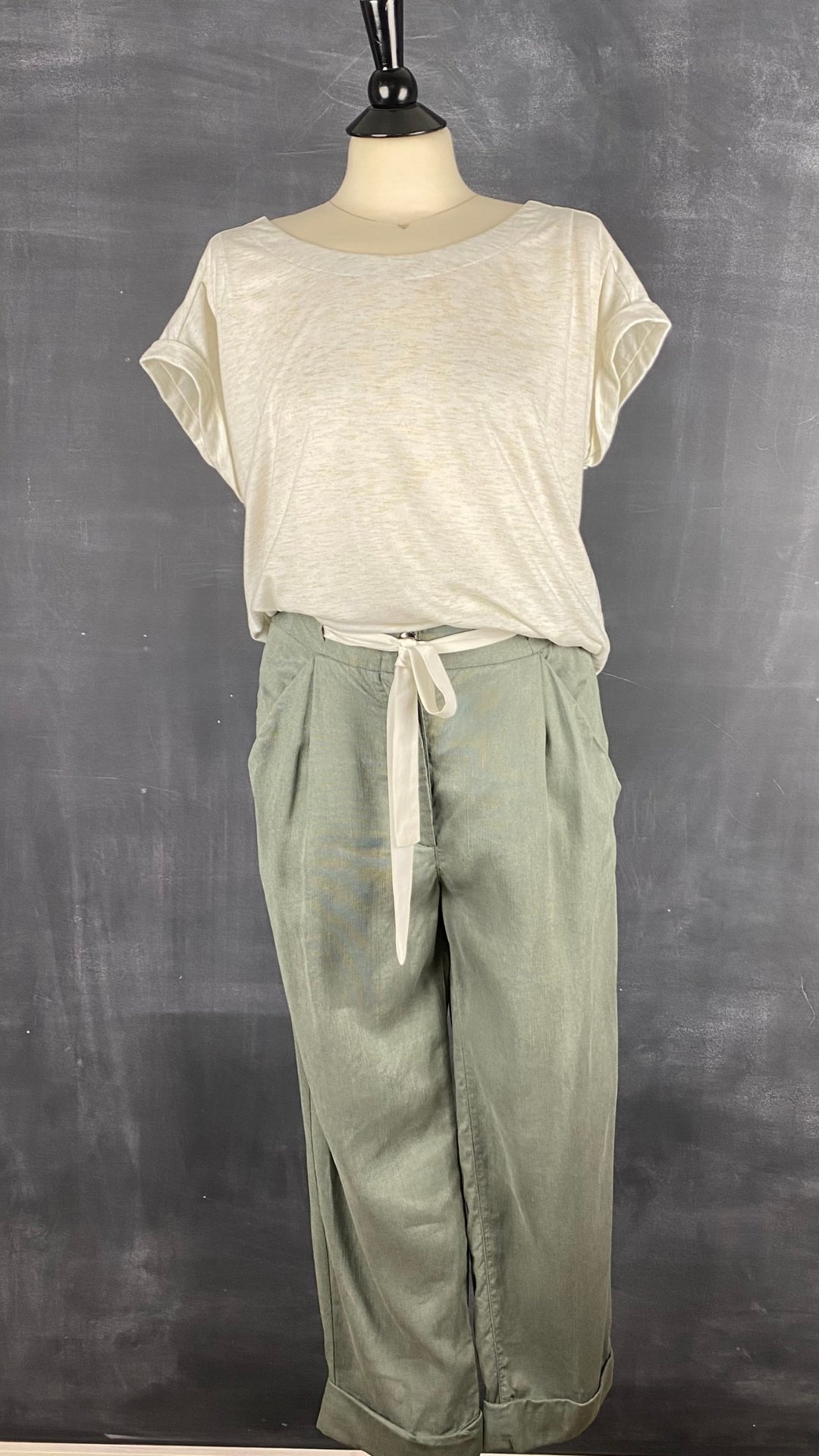 Pantalon vert en lyocell et lin Wilfred, taille 8. Vue de l'agencement avec le chandail crème et doré ample.