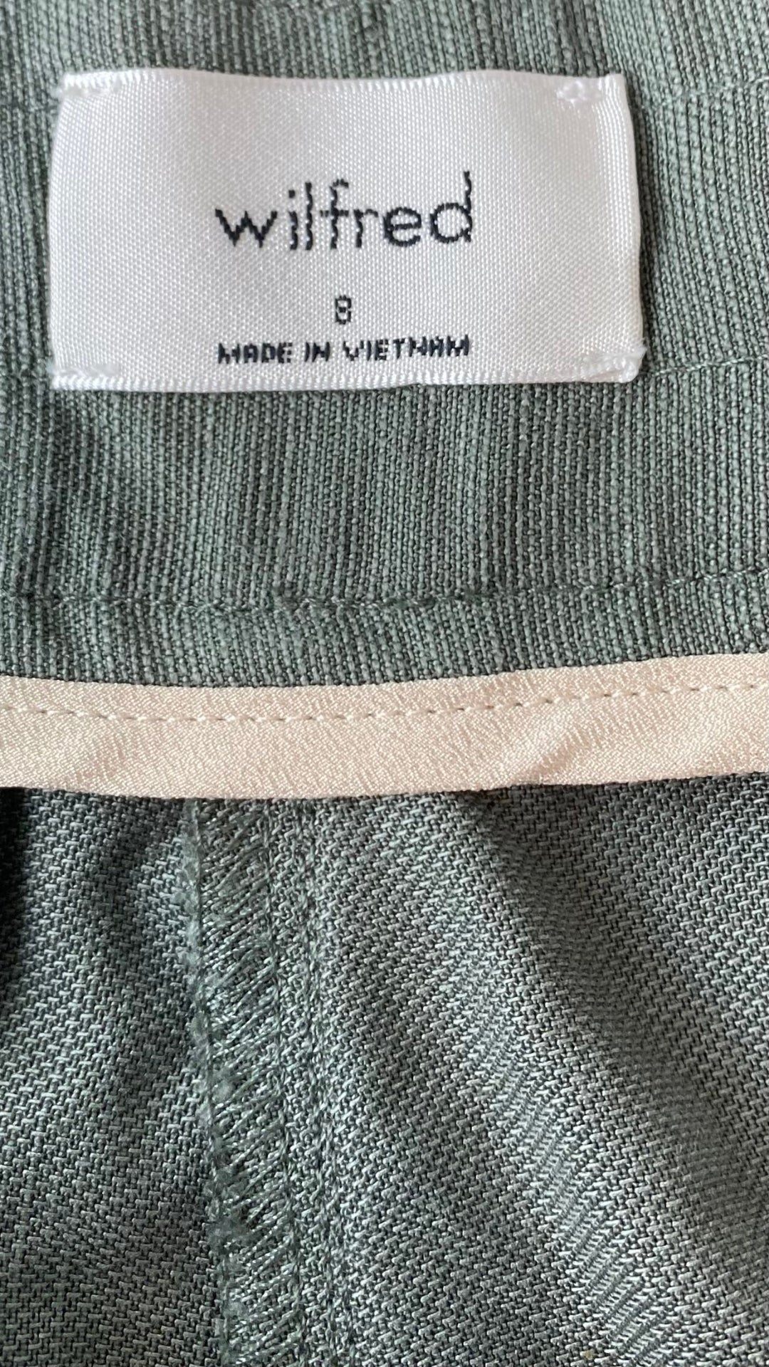 Pantalon vert en lyocell et lin Wilfred, taille 8. Vue de l'étiquette de marque et taille.