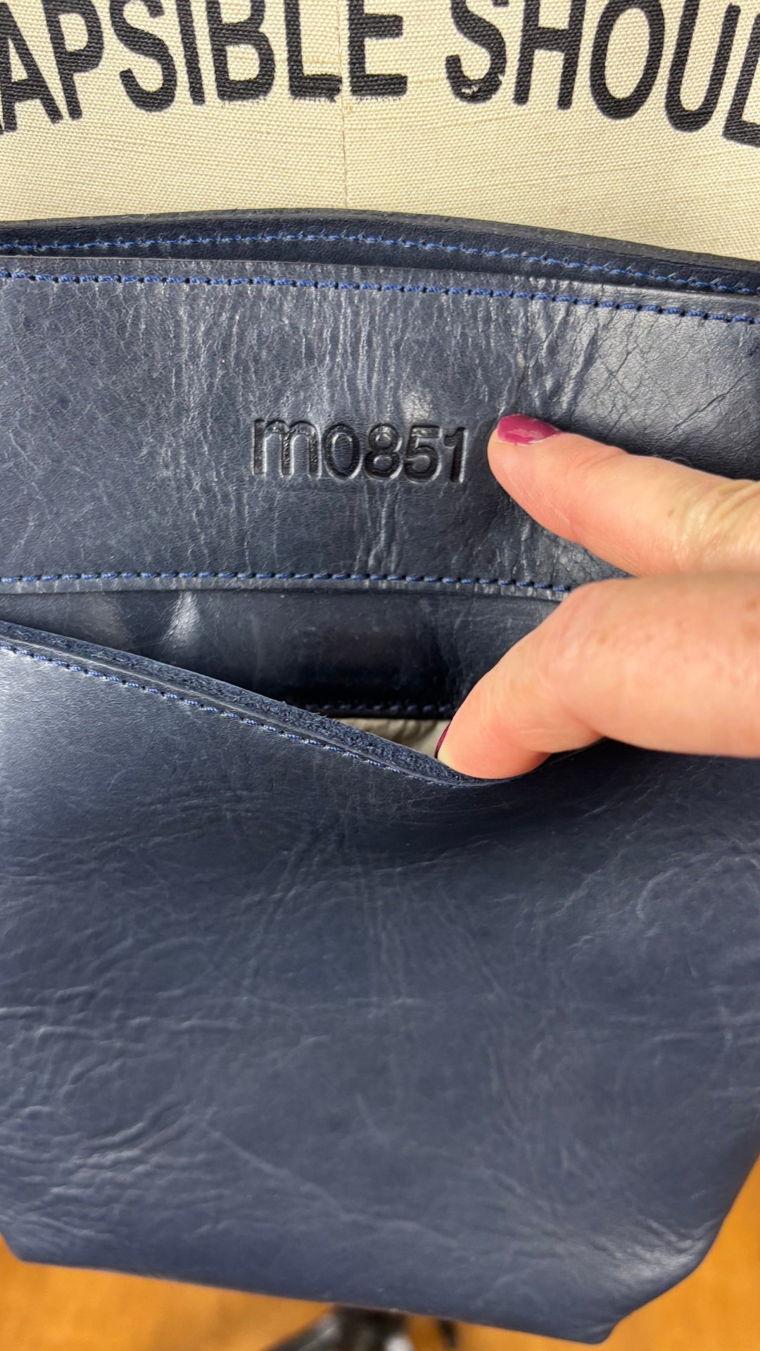 Sac à main marine M0851. Vue de la pochette extérieure aimantée.