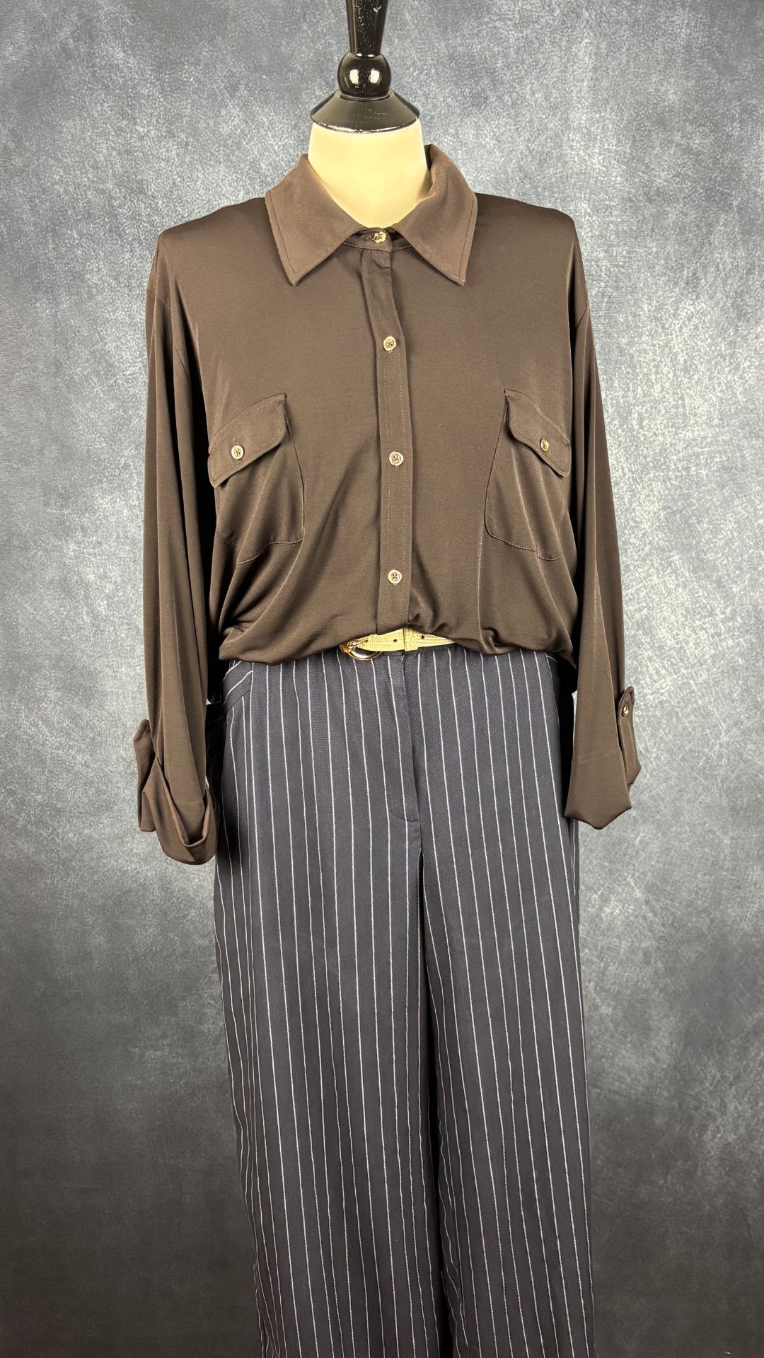 Pantalon marine à rayures Eileen Fisher, taille xl. Vue de l'agencement avec la ceinture et le chemisier brun à boutons dorés.