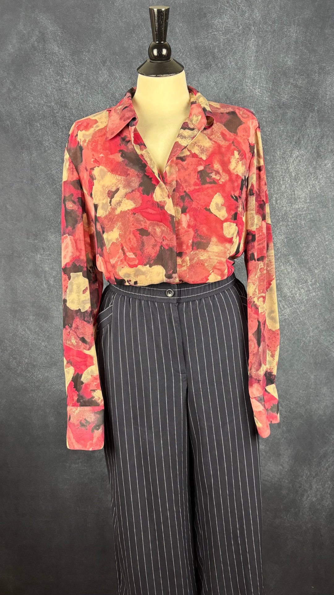 Pantalon marine à rayures Eileen Fisher, taille xl. Vue de l'agencement avec le chemisier à motifs floraux.