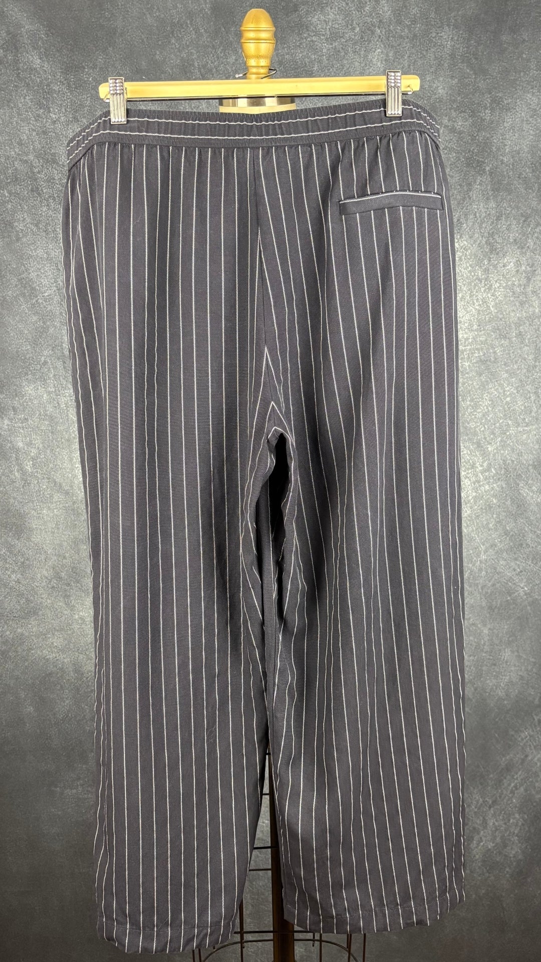 Pantalon marine à rayures Eileen Fisher, taille xl. Vue de dos, sur cintre.