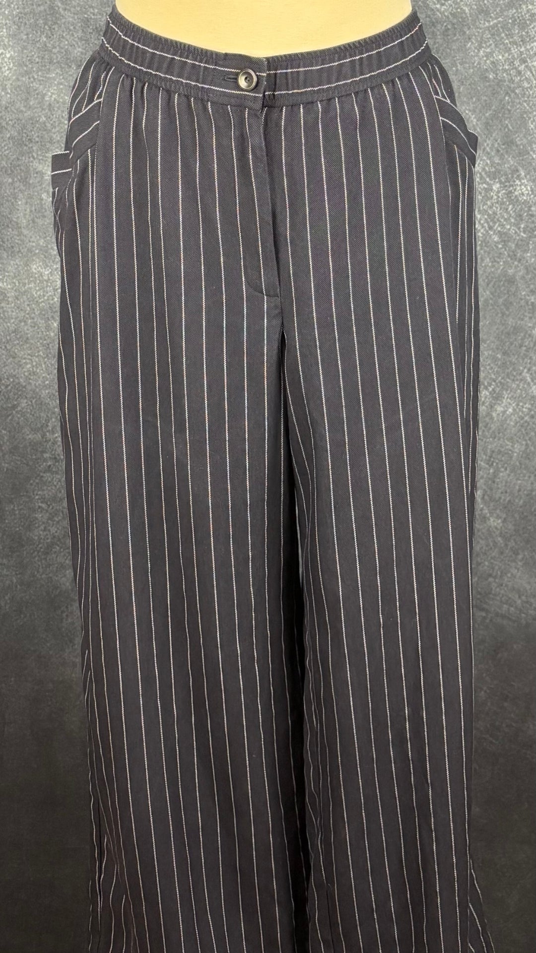 Pantalon marine à rayures Eileen Fisher, taille xl. Vue de face, sur le mannequin.