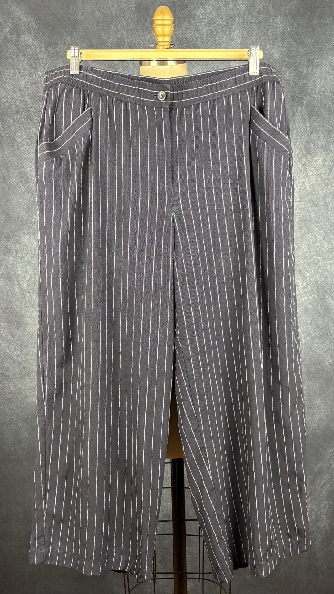 Pantalon marine à rayures Eileen Fisher, taille xl. Vue de face.