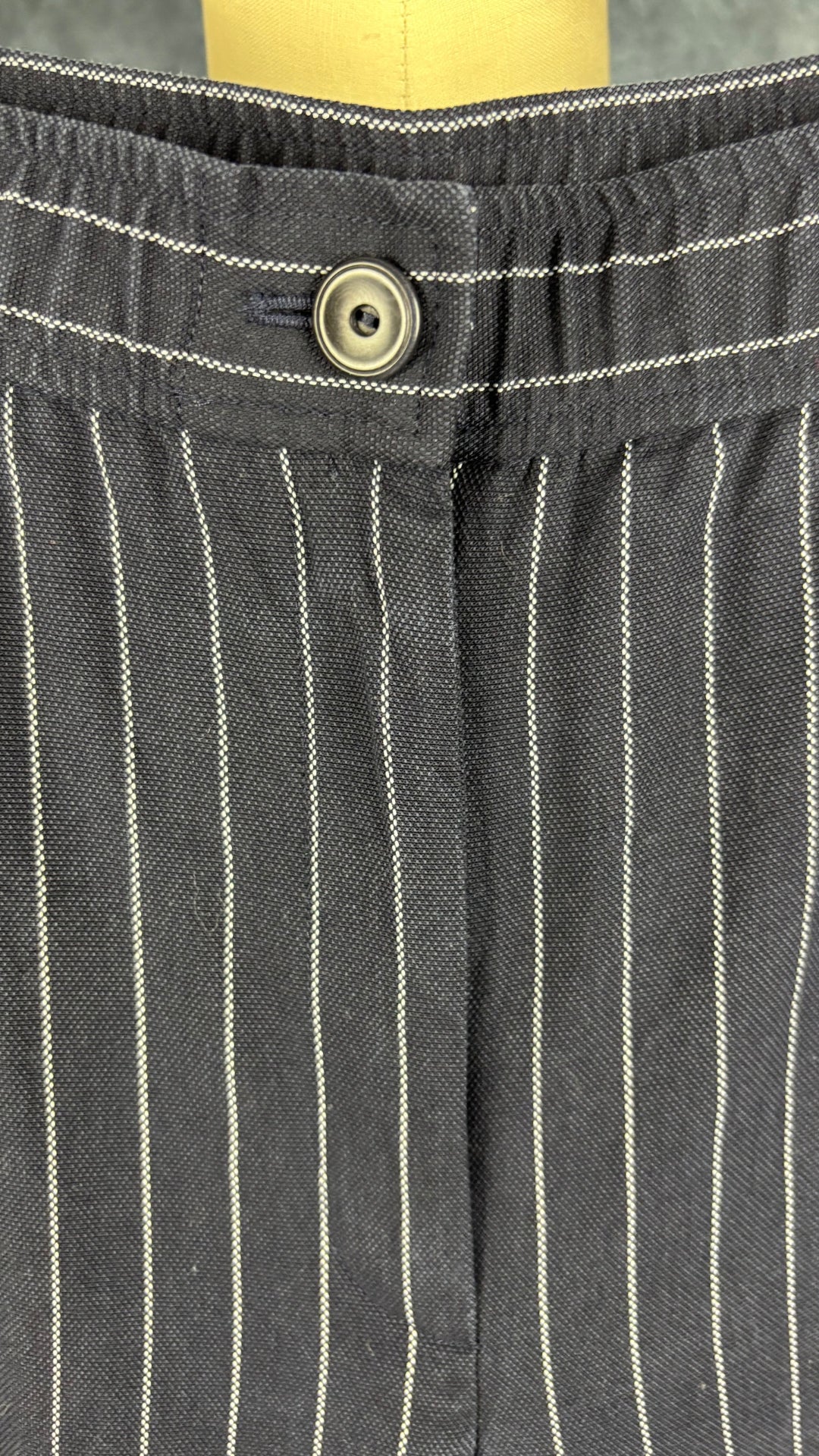 Pantalon marine à rayures Eileen Fisher, taille xl. Vue de la bande de taille.