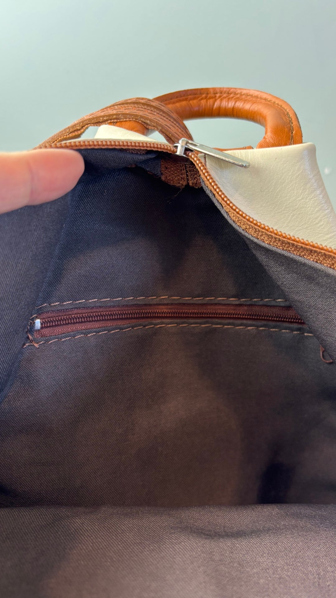 Sac à dos en cuir souple beige crème et brun tan Vera Pelle, fabriqué en Italie. Vue de la pochette intérieure.
