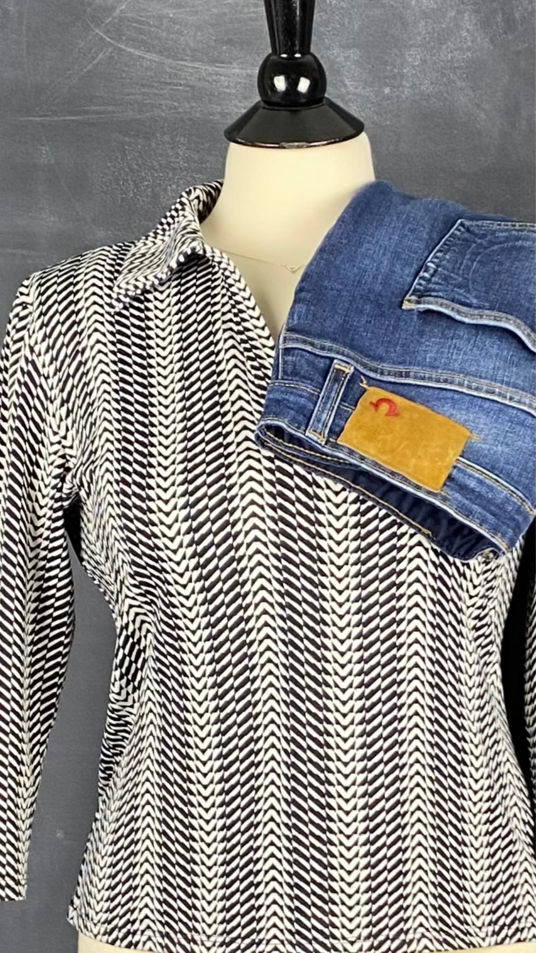 Polo vintage motif noir et crème Tristan & Iseut, medium. Vue de l'agencement avec un jeans True Religion.
