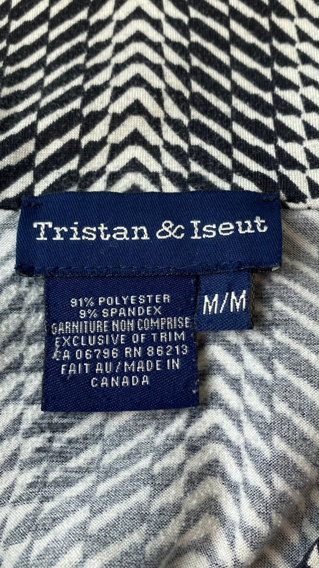 Polo vintage motif noir et crème Tristan & Iseut, medium. Vue de l'étiquette de marque, taille et composition.