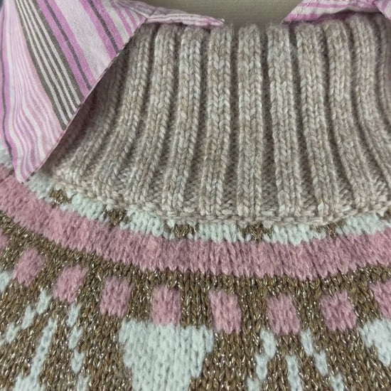 Chandail à motif beige, crème, rose et doré en tricot, Tommy Hilfiger, taille medium. Vue de la vidéo qui présente tous les détails du chandail.