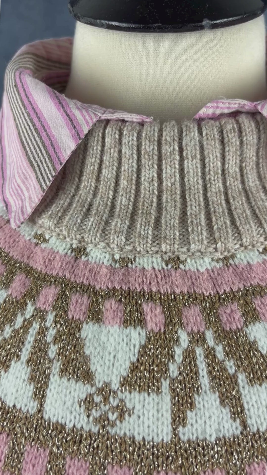 Chandail à motif beige, crème, rose et doré en tricot, Tommy Hilfiger, taille medium. Vue de la vidéo qui présente tous les détails du chandail.