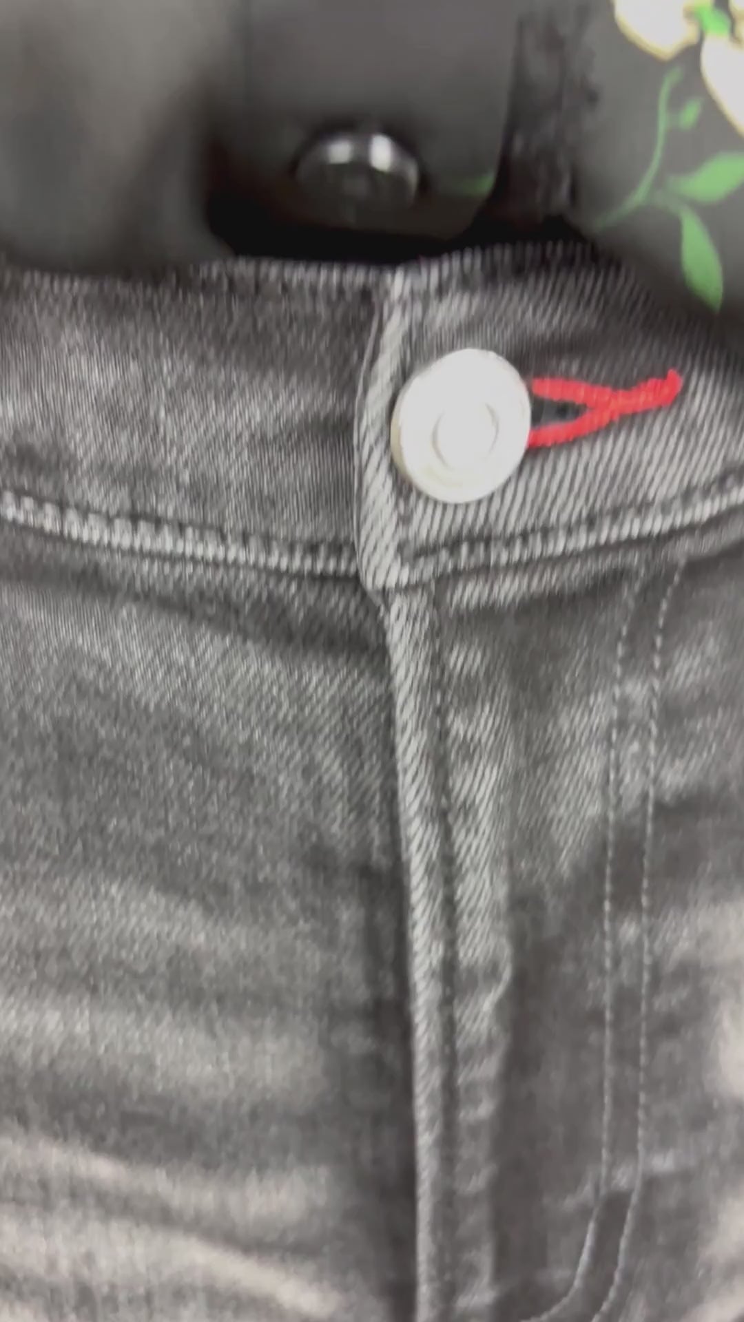 Jeans noir délavé coupe droite écourtée Scotch & Soda, taille 6. Vue de la vidéo qui présente tous les détails du jeans.
