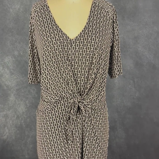 Robe noire à motifs géométriques écru, nouée à l'avant, Judy Judy Design, taille estimée à small/medium. Vue de la vidéo qui présente tous les détails de la robe.