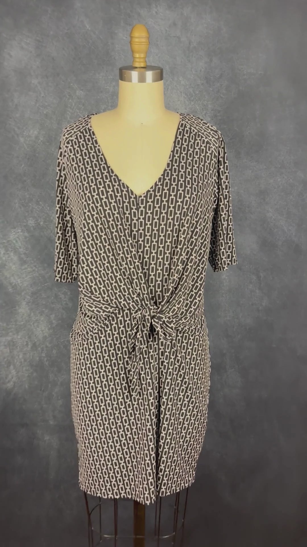 Robe noire à motifs géométriques écru, nouée à l'avant, Judy Judy Design, taille estimée à small/medium. Vue de la vidéo qui présente tous les détails de la robe.