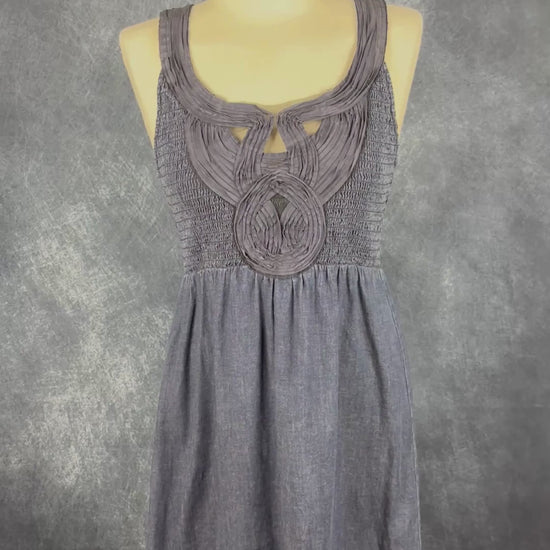 Robe en denim foncé à corsage magnifique Calvin Klein, taille large (convient mieux à small/medium). Vue de la vidéo qui présente tous les détails de la robe.