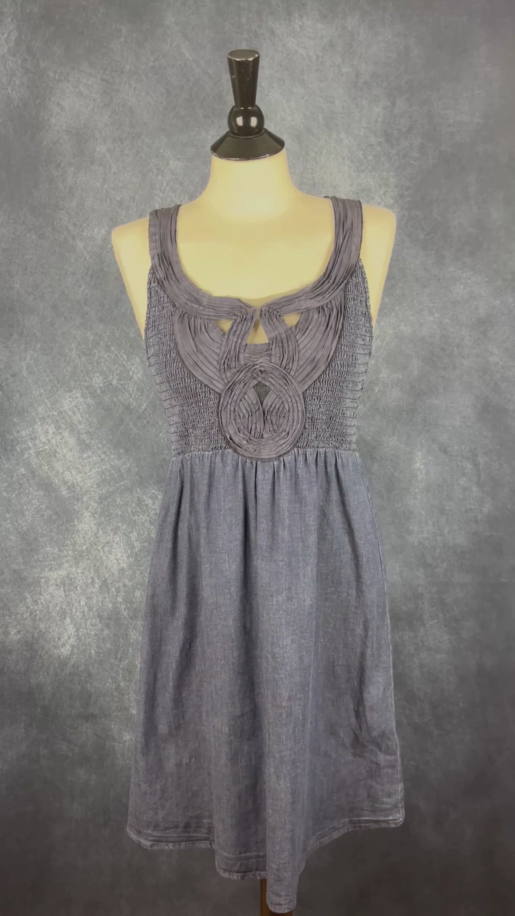 Robe en denim foncé à corsage magnifique Calvin Klein, taille large (convient mieux à small/medium). Vue de la vidéo qui présente tous les détails de la robe.