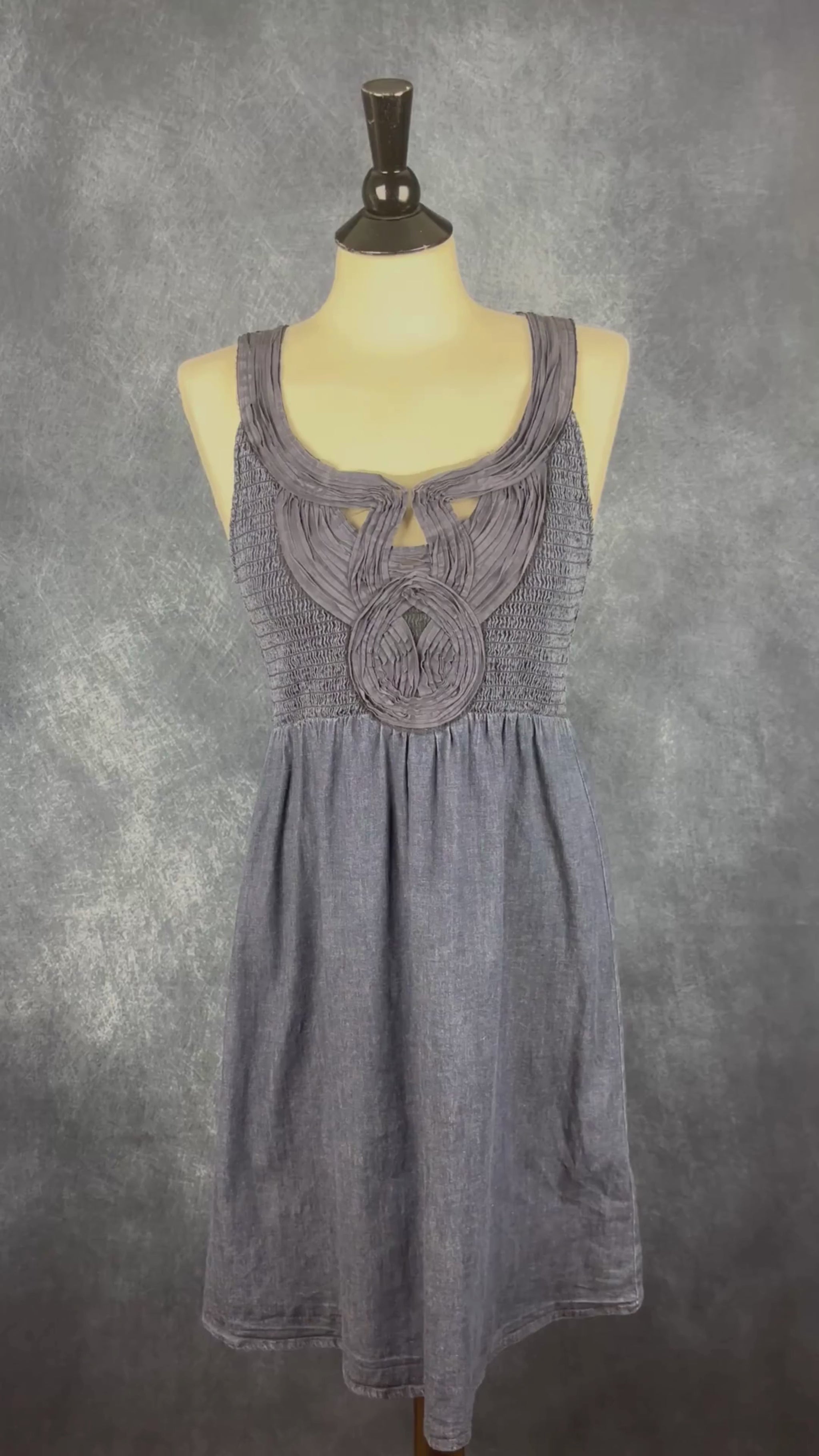 Robe en denim foncé à corsage magnifique Calvin Klein, taille large (convient mieux à small/medium). Vue de la vidéo qui présente tous les détails de la robe.
