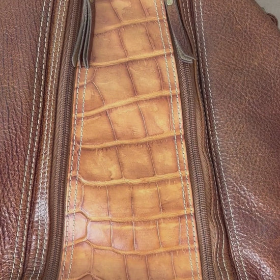 Sac à dos en cuir texturé brun et tan Matteo Mio. Vue de la vidéo qui présente tous les détails du sac.