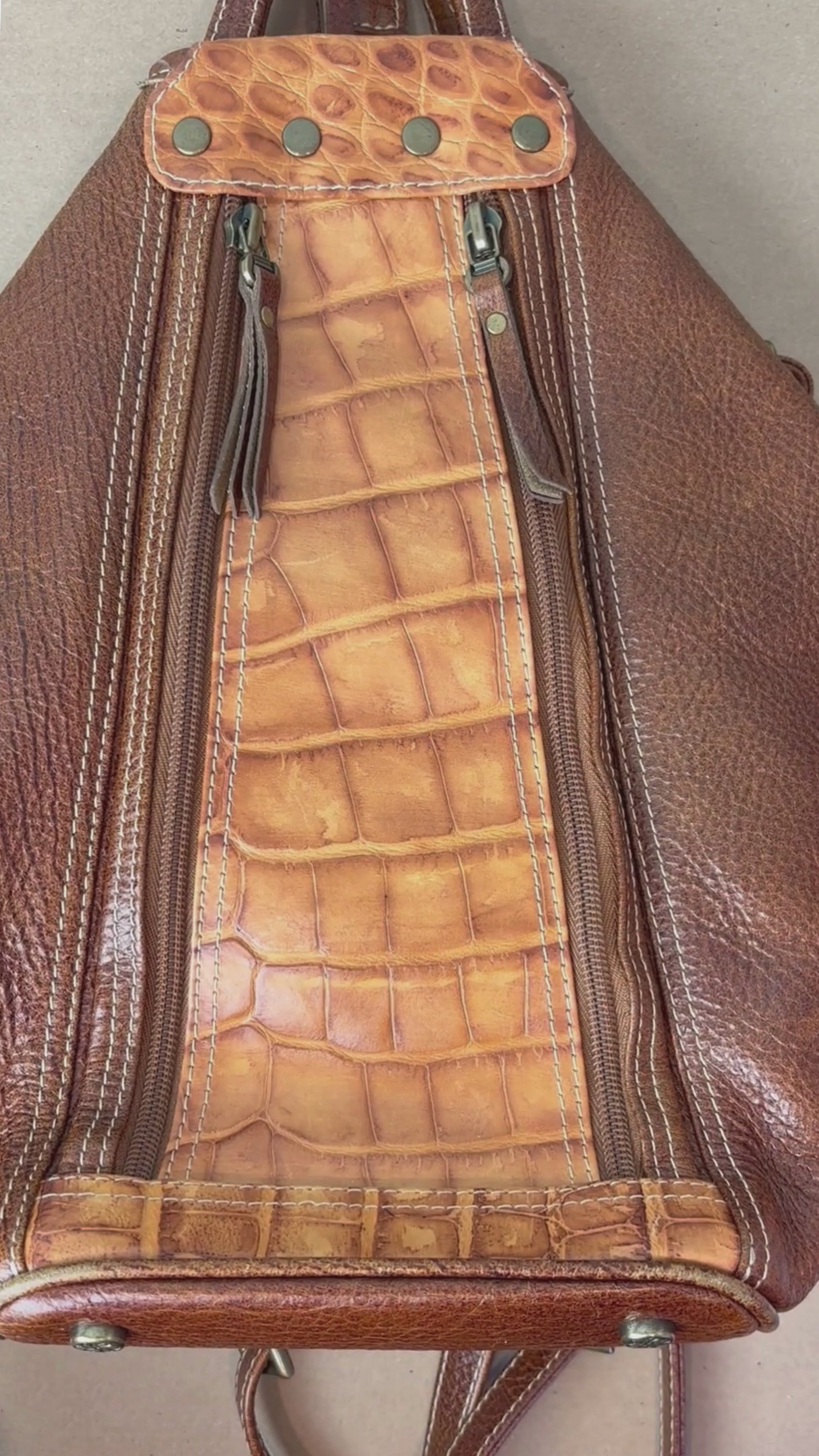 Sac à dos en cuir texturé brun et tan Matteo Mio. Vue de la vidéo qui présente tous les détails du sac.