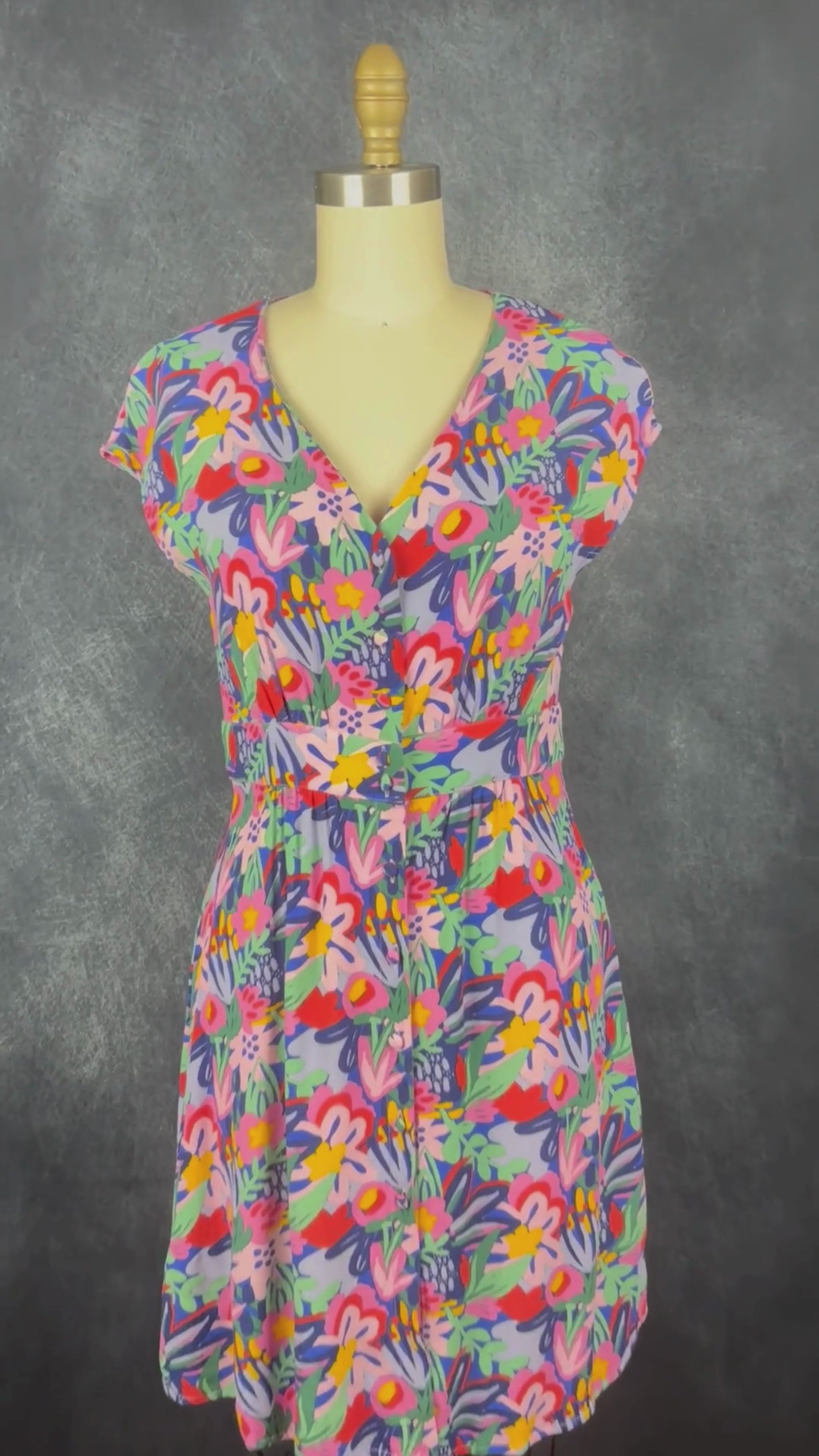Robe boutonnée florale colorée Art Love, taille 36 (xs/s). Vue de la vidéo qui présente tous les détails de la robe.