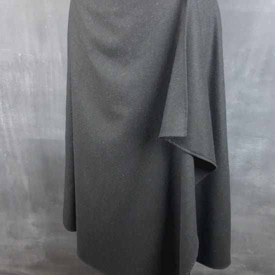 Jupe longue noire chiné en lainage Massimo Dutti, taille small. Vue de la vidéo qui présente tous les détails de la jupe.