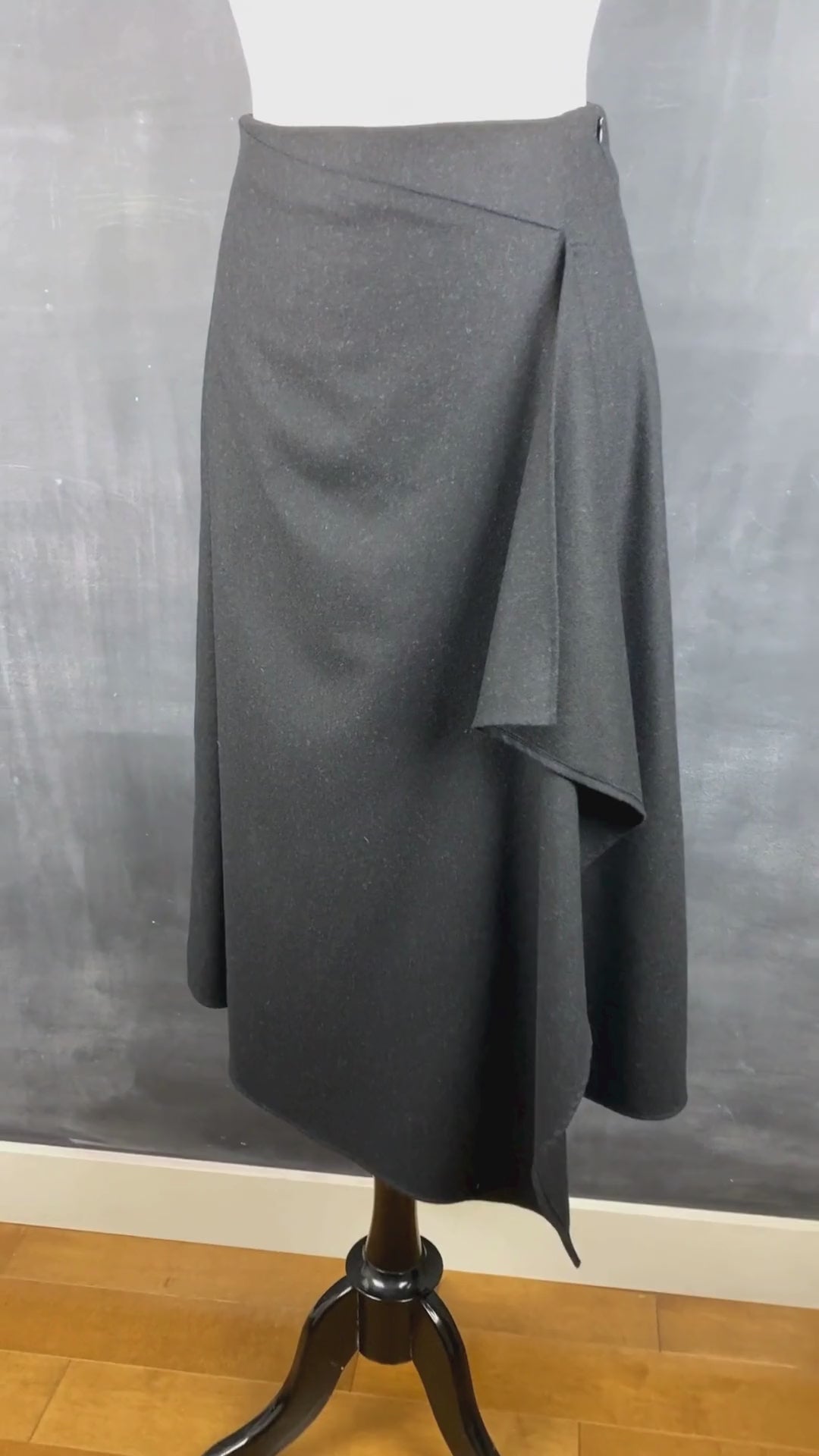 Jupe longue noire chiné en lainage Massimo Dutti, taille small. Vue de la vidéo qui présente tous les détails de la jupe.