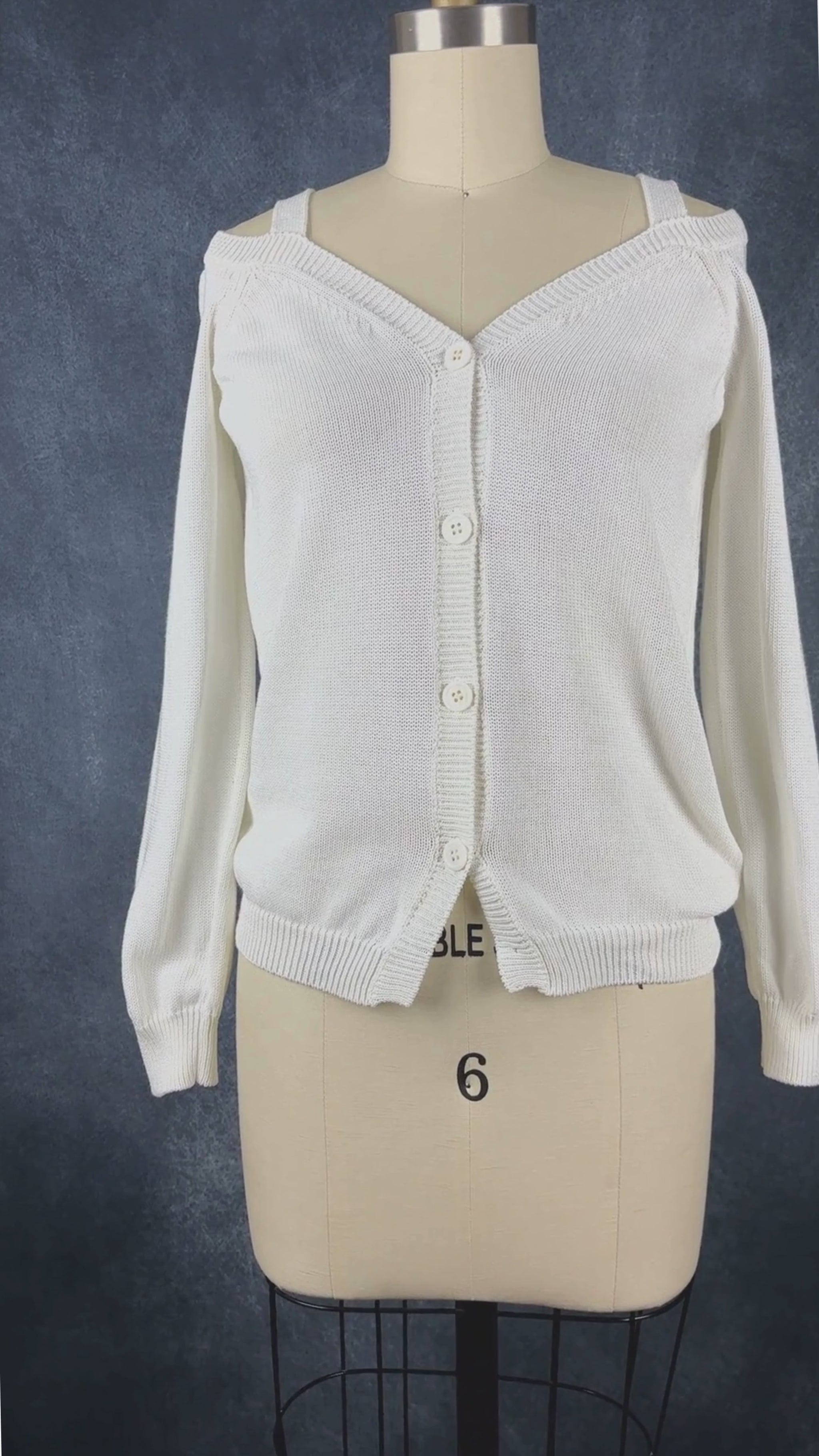 Cardigan crème à épaules dégagées Massimo Dutti, taille small. Vue de la vidéo qui présente tous les détails du cardigan.