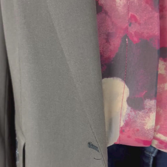 Blazer brun foncé lavable avec détail de broderie sur les rabats de poches, Tristan, taille 16. Vue de la vidéo qui présente tous les détails du blazer.